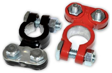 Zwei Metallbatteriestecker, einer schwarz und einer rot, die jeweils negative und positive Anschlüsse anzeigen, mit Bolzen und Muttern.