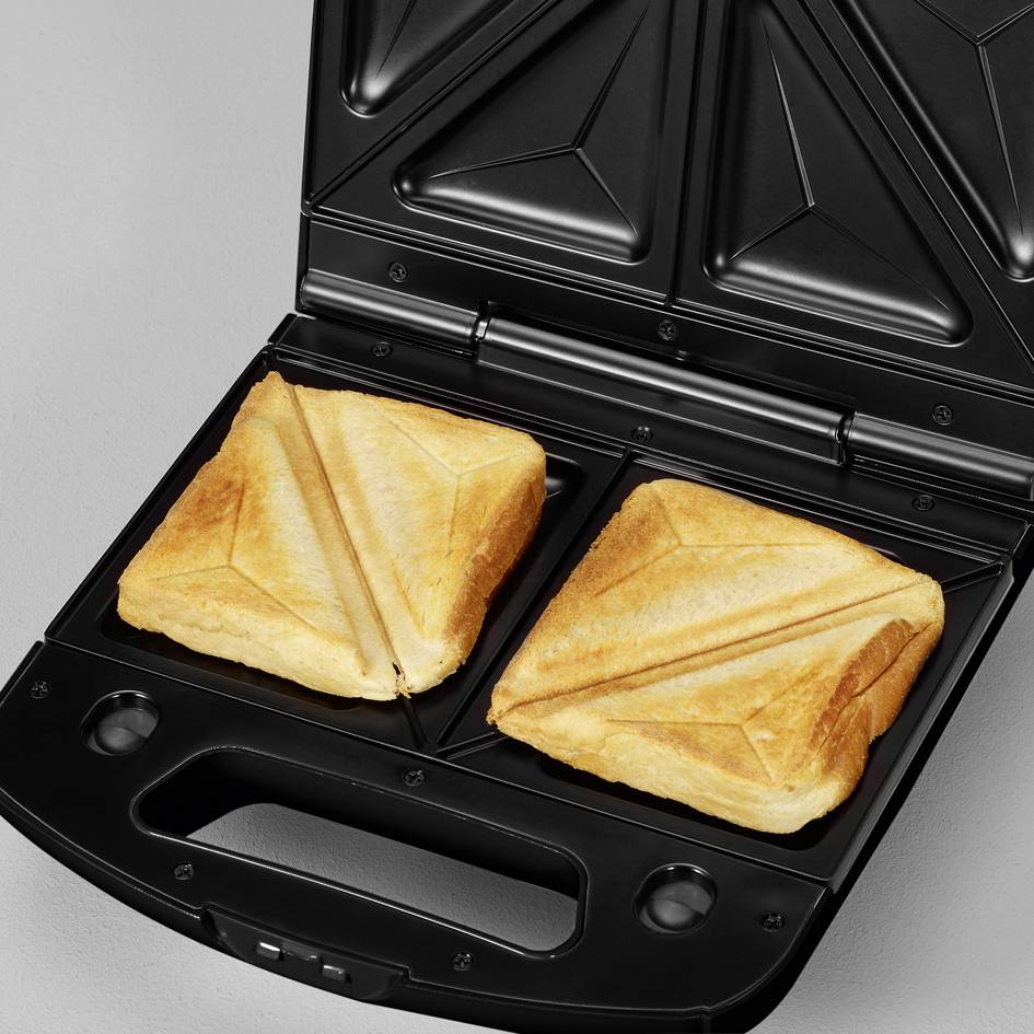 Ein Sandwich-Maker mit zwei goldbraun getoasteten Sandwiches in pyramidenform.