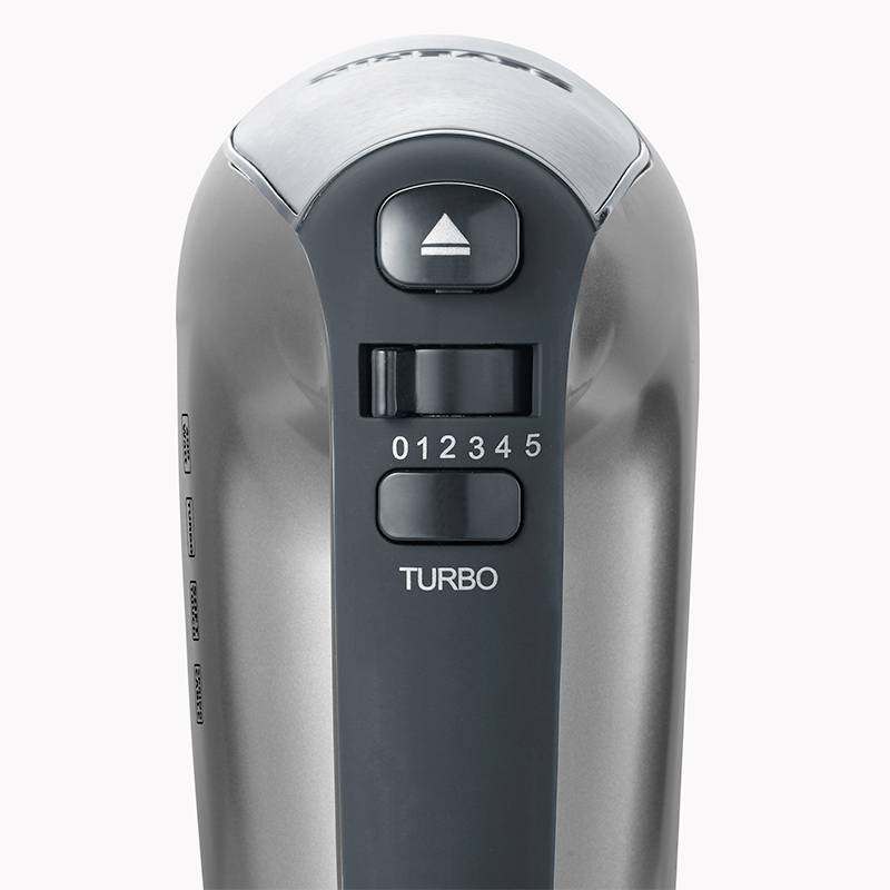 Mixer mit Geschwindigkeitsregler von 0 bis 5 und Turbomodus, silbernes Gehäuse, Bedienknopf oben.