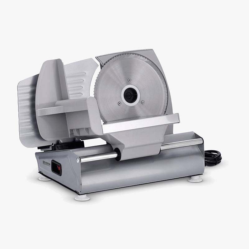 Elektrische Aufschnittmaschine aus Edelstahl mit rotierendem Schneidemesser und Schneidschlitten, geeignet für präzises Schneiden von Lebensmitteln.