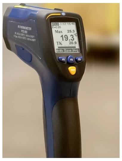 Tragbares Infrarot-Thermometer zeigt 19,3°C auf seinem digitalen Display.