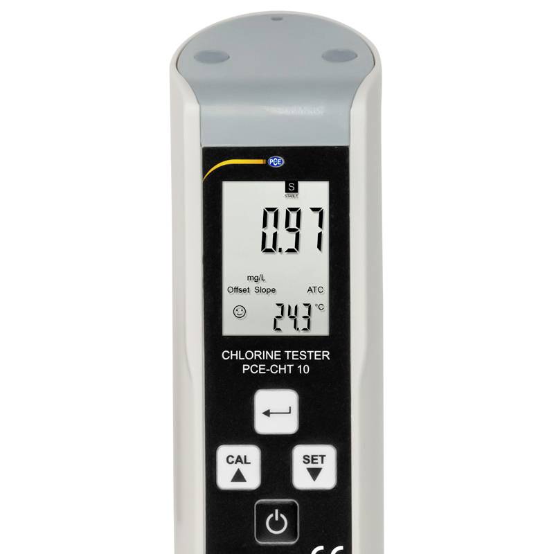 Digitaler Chlor-Tester mit LCD-Display zeigt '0.97 mg/L' und '24°C'. Tasten zur Kalibrierung und Einstellung darunter.