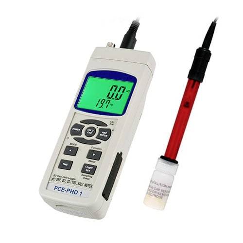 Tragbares pH-Messgerät mit digitaler Anzeige und angeschlossener roter Sonde, gezeigt auf weißem Hintergrund.