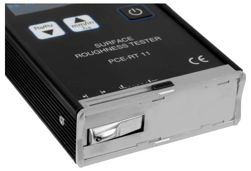 Schwarzes tragbares Oberflächenrauhheitsmessgerät mit der Bezeichnung „SURFACE ROUGHNESS TESTER PCE-RT 11