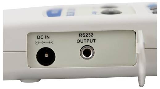 Nahaufnahme eines elektronischen Gerätepanels mit einer „DC IN