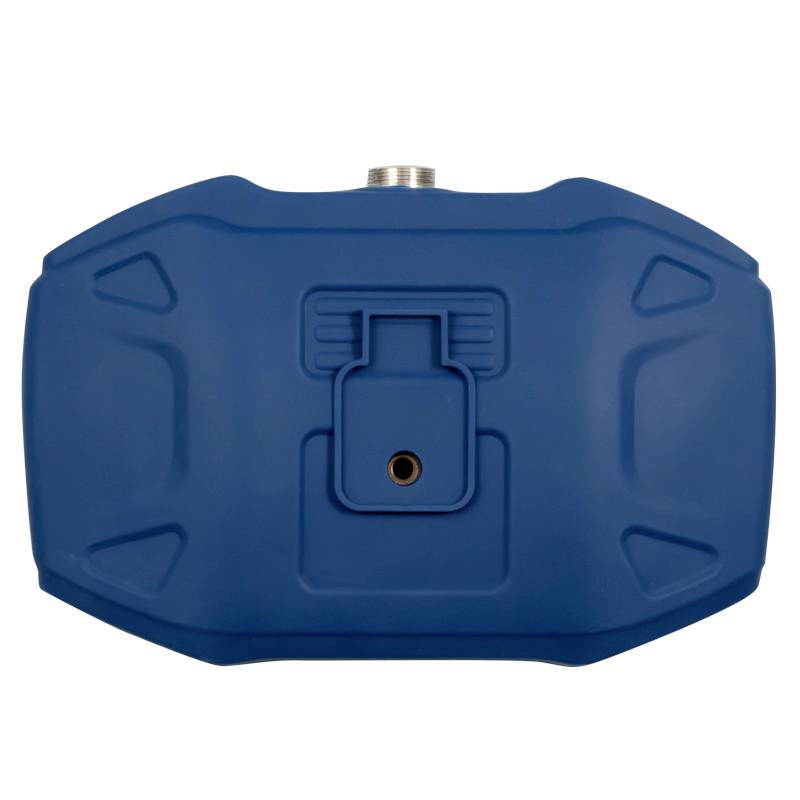 Ein blauer Kunststofftank mit runder Öffnung oben, geeignet für Flüssigkeitslagerung in industriellem oder häuslichem Umfeld.