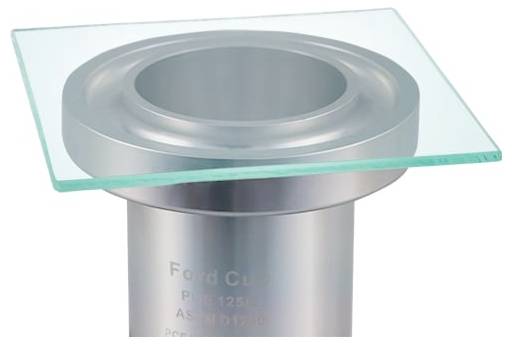 Metallischer Sockel mit einer kreisförmigen Öffnung, der eine quadratische Glasplattform oben trägt.