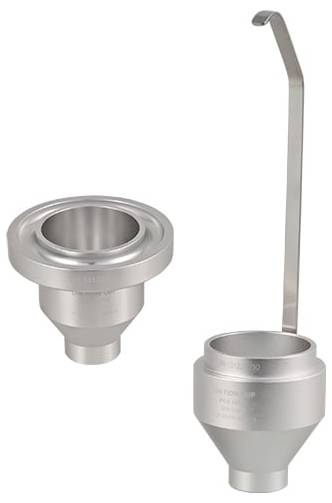 Zwei Edelstahl-Industriearmaturen auf weißem Hintergrund, ein separater becherförmiger Adapter und eine ähnliche Armatur mit langem gekrümmtem Griff.