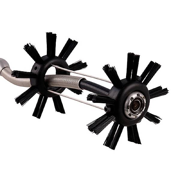 Bürstenkopf eines Kaminreinigungsgeräts mit flexiblen Stäben und drehbaren Bürsten. Geeignet zum Reinigen von Schornsteinrohren.