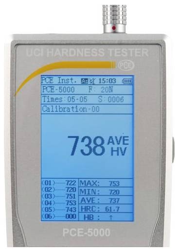 Tragbares UCI-Härteprüfgerät, das eine Messung von 738 HV Durchschnitt anzeigt, mit Maximum 753, Minimum 720 und HRC 61,7.