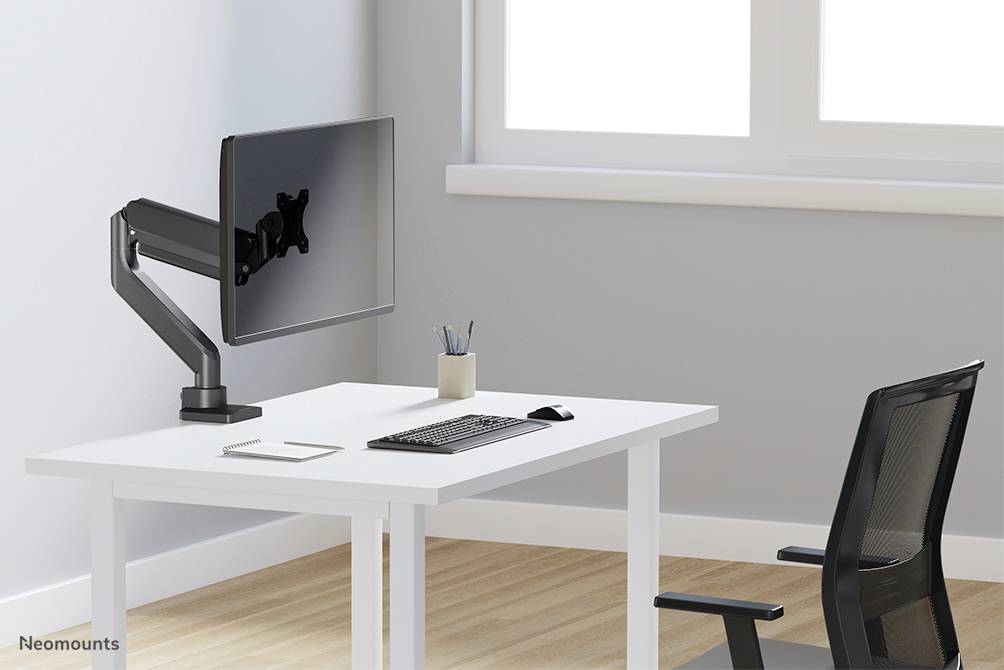 Ein moderner Schreibtisch mit einem Monitor an einem verstellbaren Arm, einer Tastatur, einer Maus, einem Smartphone und einem Stiftbecher.