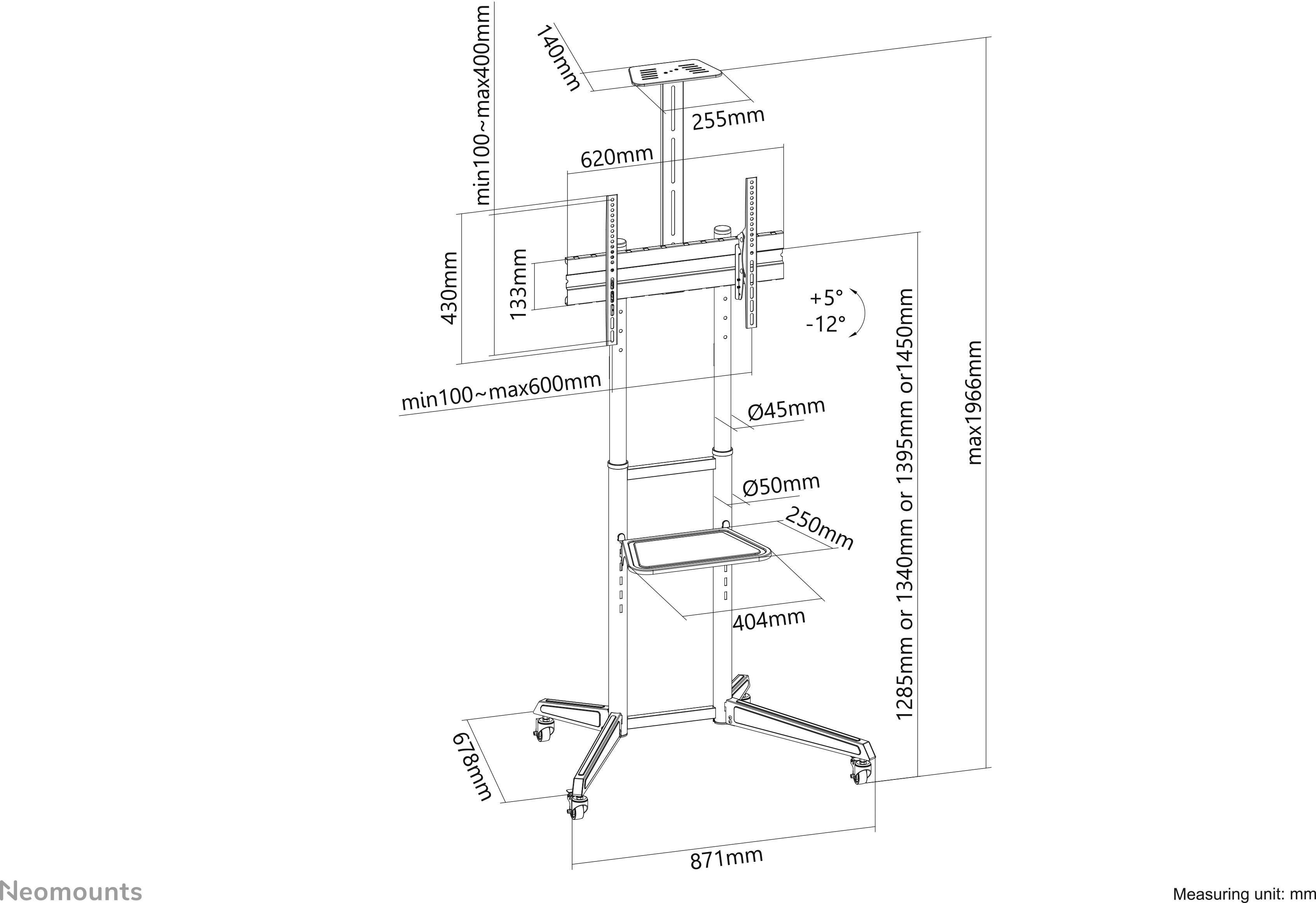 Ein höhenverstellbarer TV-Wagen mit Maßen, Neigungswinkel von +5° bis -12°, Ablageflächen und Rollen. Maximale Höhe 1969 mm.
