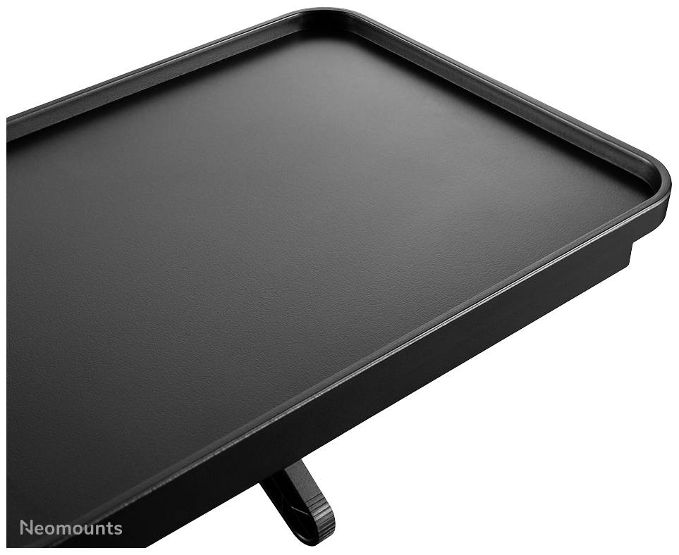 Ein schwarzes rechteckiges Tablett mit erhöhten Kanten auf einem faltbaren Metallständer.