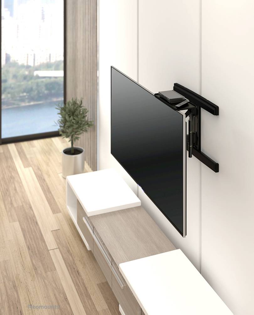 Ein Flachbildfernseher ist an einer schwenkbaren Wandhalterung befestigt, in einem modernen Wohnzimmer mit Holzfußboden und Panoramafenster.