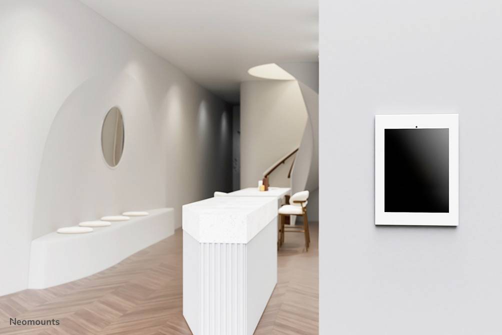 Heller Raum mit einem weißen Empfangstresen, Tablet an der Wand. Holzfußboden, modernes Design, minimalistische Einrichtung.