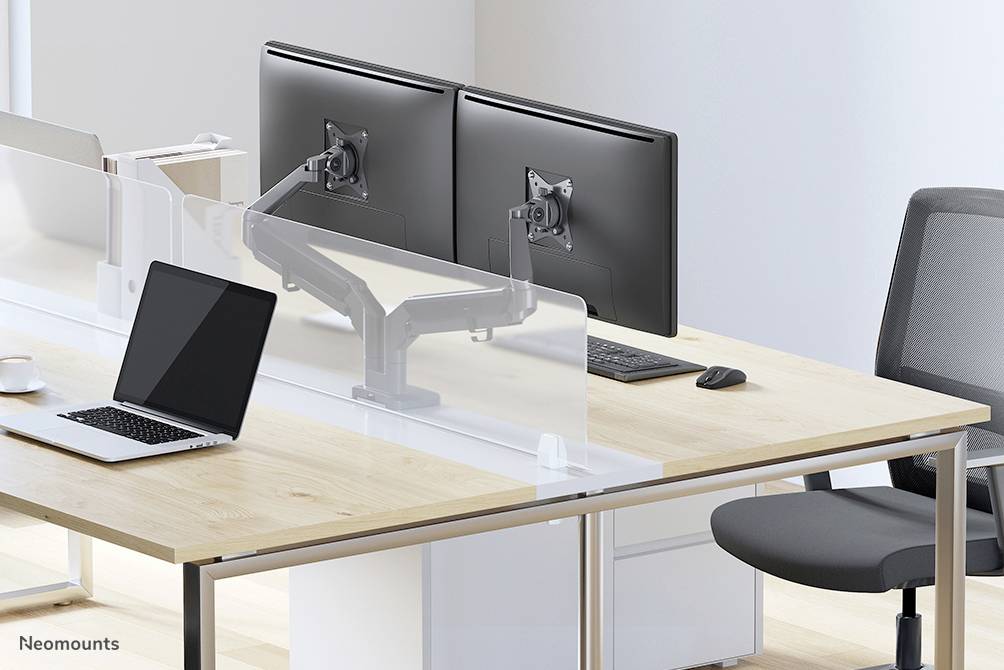 Ein Büroarbeitsplatz mit zwei Monitoren an einem verstellbaren Arm, einem Laptop, einer Tastatur und einer ergonomischen Stuhl.