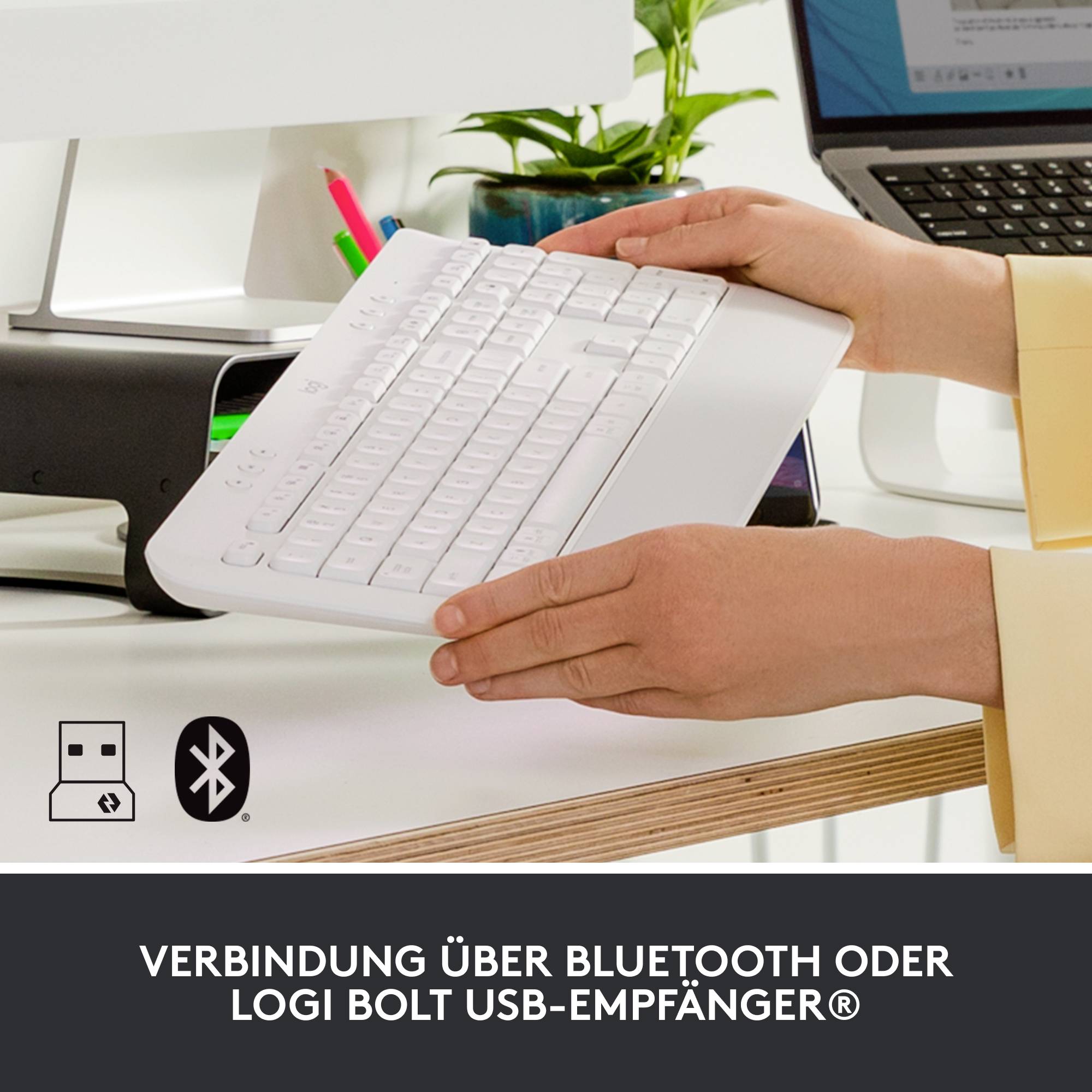 Nahaufnahme von Händen, die eine Computermaus in verschiedenen Konnektivitätsoptionen verwenden: Bluetooth oder USB-Empfänger.