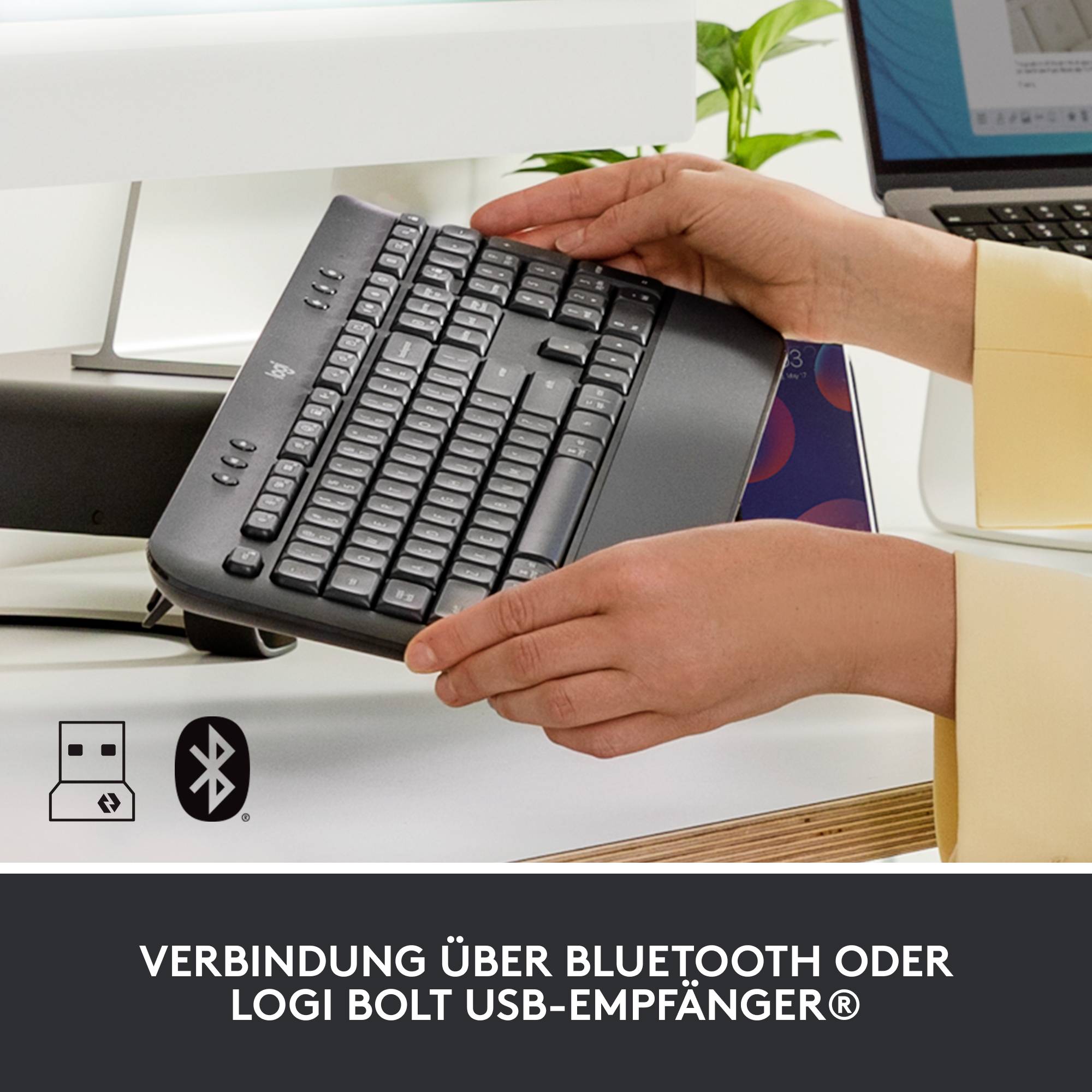 Nahaufnahme von Händen, die eine Tastatur halten. Verbindungsmöglichkeiten über Bluetooth oder Logi Bolt USB-Empfänger.