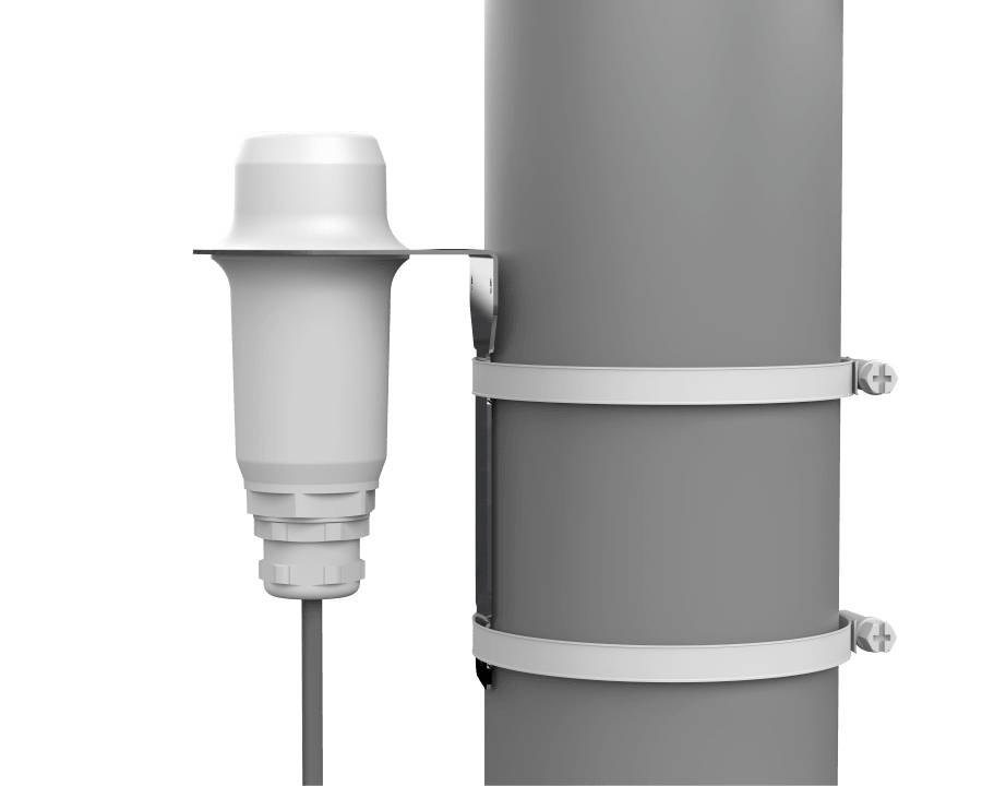 Ein Sensor ist an einem Metallrohr befestigt. Die Halterung fixiert ihn stabil am Rohr. Kabel führen vom Sensor weg, wahrscheinlich für Datenübertragung.