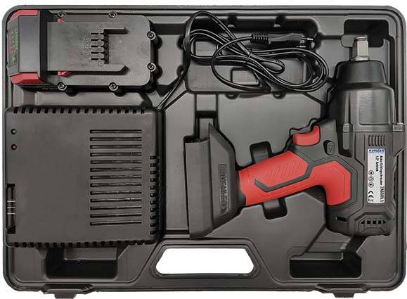Schwarzer Werkzeugkoffer mit rotem und schwarzem Akku-Schlagschrauber, Ladegerät, Akku und Netzkabel.