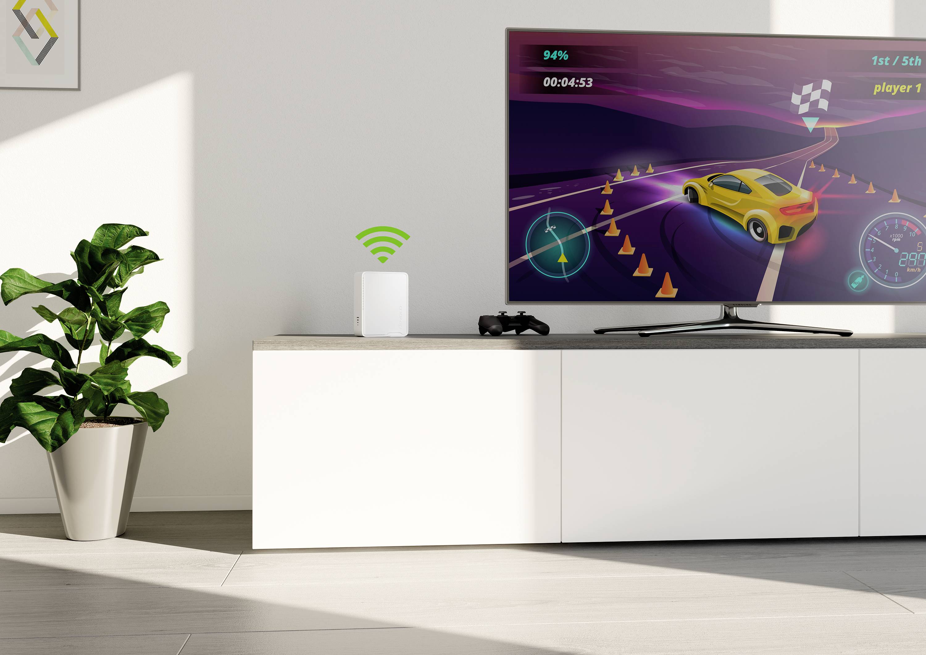 Ein Wohnzimmer mit einem Fernseher, der ein Autorennspiel zeigt, einem Sideboard mit WLAN-Router und einer Konsole, links eine grüne Pflanze.