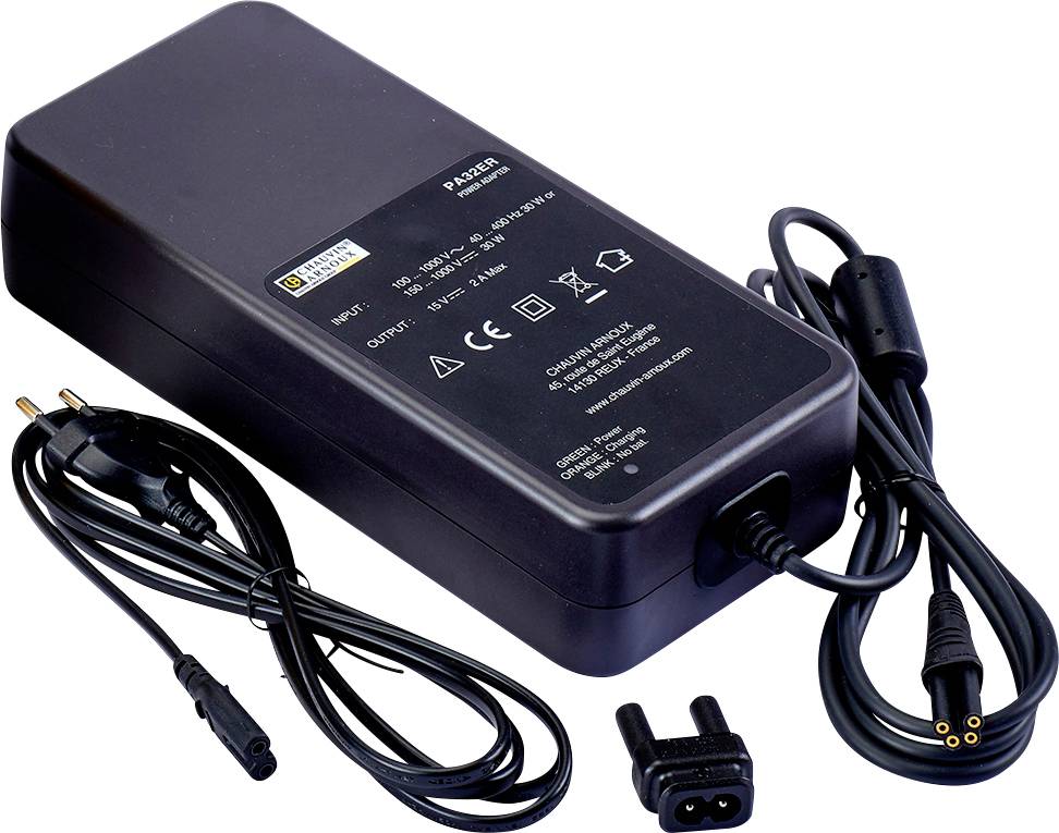 Schwarzes Netzteil mit Kabel, Stecker und technischen Spezifikationen auf der Oberseite. Geeignet für elektronische Geräte.