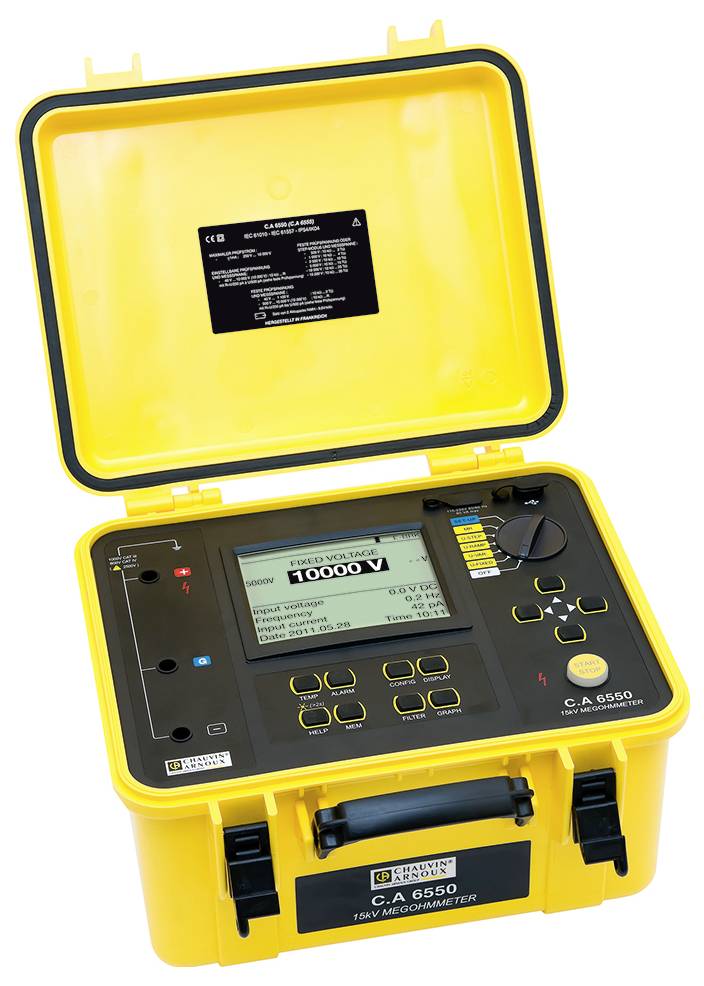 Ein gelbes elektrisches Prüfgerät mit geöffnetem Deckel zeigt eine digitale Anzeige mit '10000 V' und verschiedenen Bedienelementen.