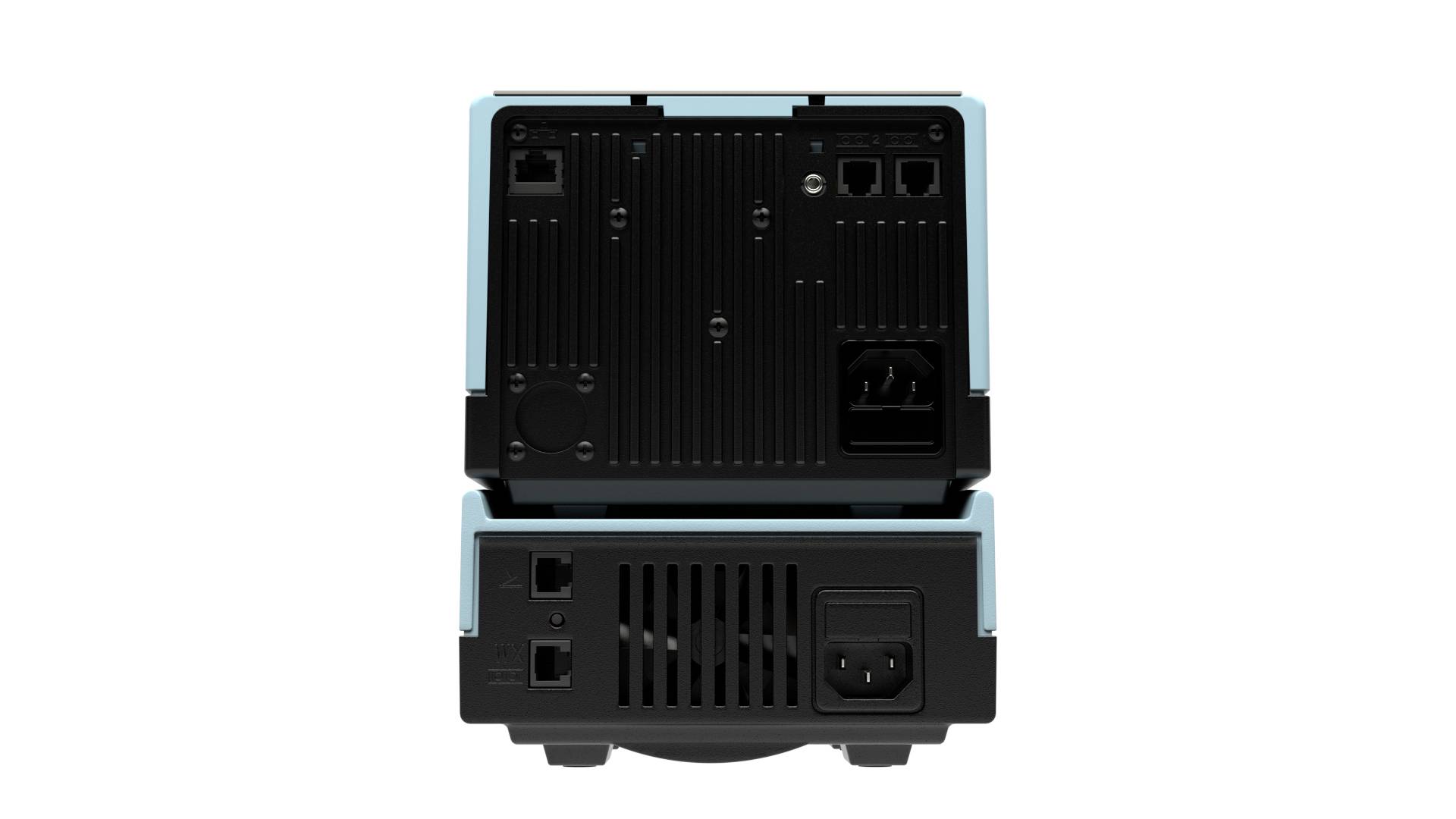 Rückansicht eines technischen Geräts mit mehreren Anschlussports und Lüftungsschlitzen. Oben sind Netzwerkschnittstellen und Stromanschluss sichtbar.