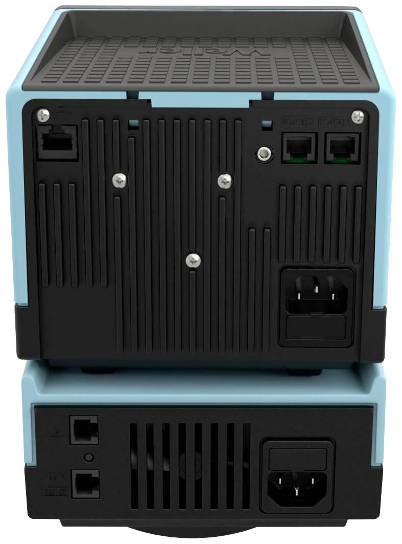Blauer und schwarzer Server oder Router mit mehreren Ethernet- und Stromanschlüssen auf der Rückseite.