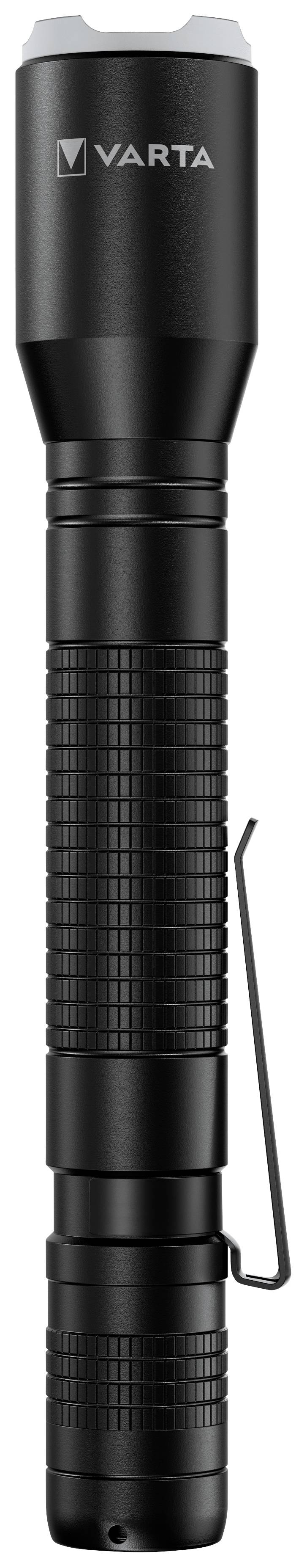 Eine schwarze Taschenlampe mit geriffeltem Griff und Clip an der Seite. Oben steht 'VARTA'.