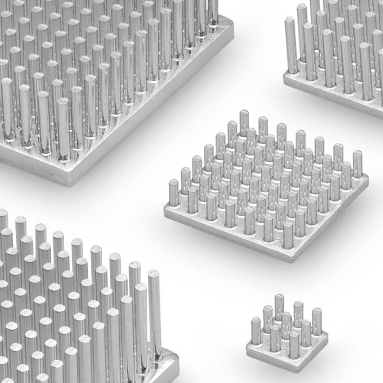 Mehrere Aluminium-Kühlkörper mit unterschiedlichen Größen und Formen vor weißem Hintergrund, zur Kühlung elektronischer Komponenten.