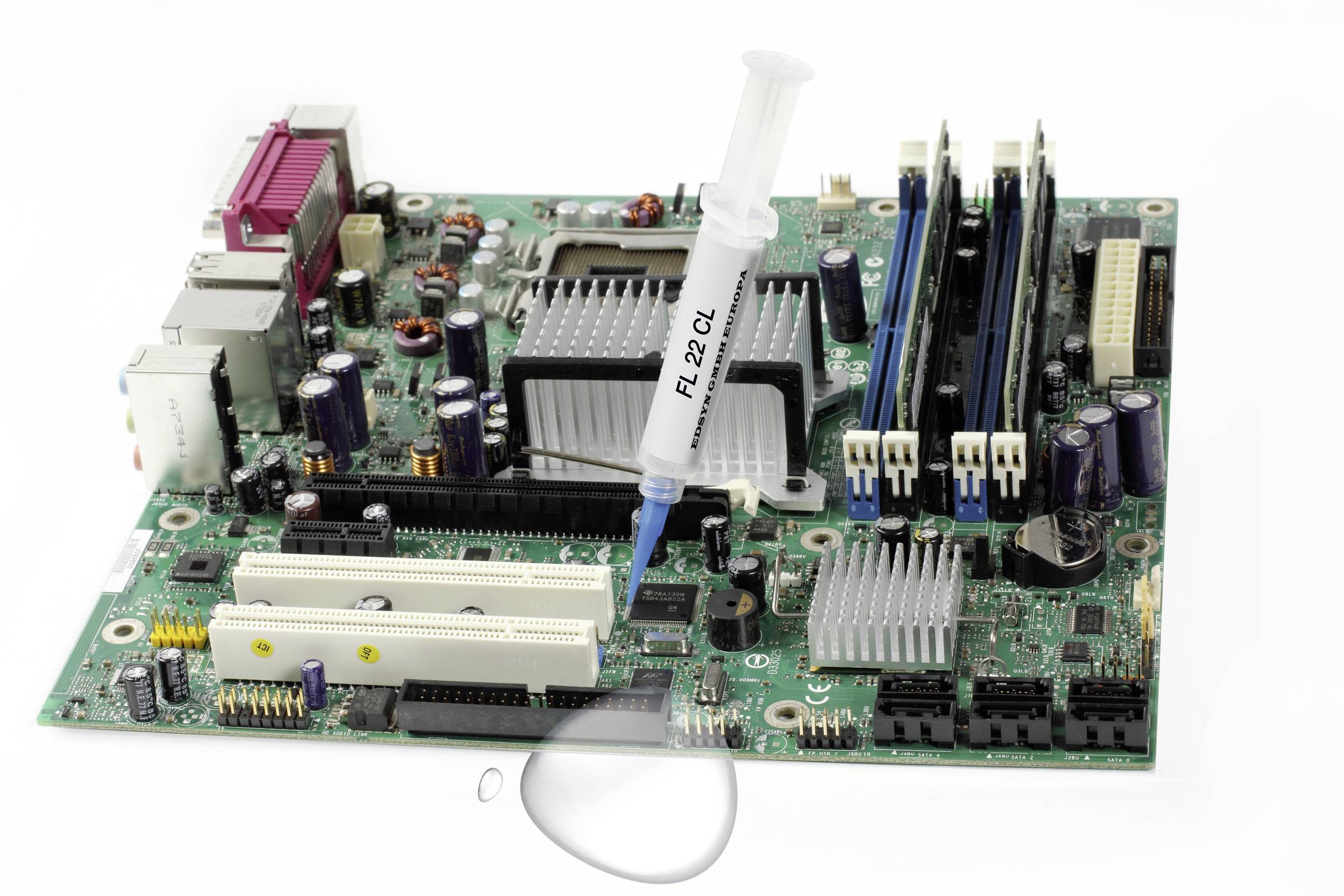 Nahaufnahme eines Computer-Motherboards mit einer Spritze, die Wärmeleitpaste aufträgt, um die Kühlung der Prozessoren zu verbessern.