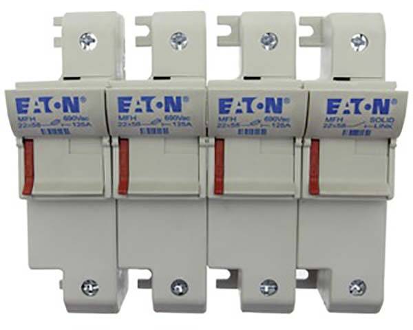 Vier weiße Sicherungsautomaten in Reihe. Jeder ist mit dem blauen Aufdruck 'Eaton' und technischen Spezifikationen versehen.