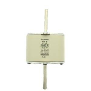 Ein zylindrischer Sicherungseinsatz mit Metallanschlüssen und Aufschrift '1000 A, 500 V'. Gehäuse in beigefarbenem Ton.