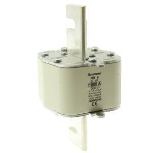 Ein NH-Sicherungseinsatz mit Aufschrift: 'NH 4, 1000 A, 500 V', geeignet für den industriellen Einsatz und hohe Ströme.