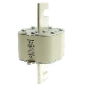 Ein NH-Sicherungseinsatz mit 1000 A, 500 V. Das Gehäuse ist hell und hat oben Anschlüsse. Used in elektrischen Installationen.