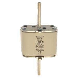 Sicherungseinsatz mit Beschriftung 'Bussmann NH 4', 1250 A, 500 V, umgeben von sechseckigen Muttern, isoliertes Gehäuse.