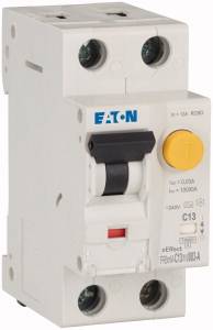 Ein weißer Leistungsschalter mit gelbem und schwarzem Schalter. Markiert mit 'EATON'. Elektrisches Bauteil für Schutzschaltungen.