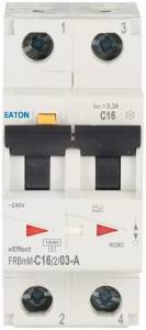 Ein zweipoliger Leistungsschalter der Marke EATON, Modell C16, mit gelber und roter Markierung für Stromkreisunterbrechung.