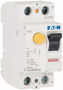 Ein elektrischer Schutzschalter mit gelbem Testknopf und schwarzem Hebel. Aufschrift zeigt Markenname und technische Spezifikationen.