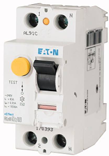 Ein Fehlerstromschutzschalter von Eaton mit einem gelben Testknopf und technischem Etikett zur elektrischen Sicherheit.