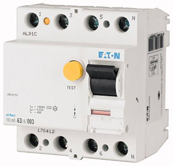 Fehlerstromschutzschalter mit Testknopf, fünf Anschlussbuchsen und Markenlogo. Verwendet zur elektrischen Sicherheit in Gebäuden.