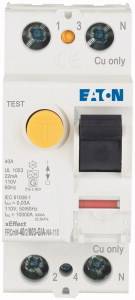 Ein elektrischer Leistungsschalter mit gelbem Testknopf und Kippschalter. Beschriftung 'EATON' oben, Anschlussstellen rechts.