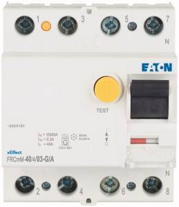 Ein FI-Schutzschalter von Eaton für 400/415V, Modell FRCmM-40/4/03-G/A, zeigt Testknopf und Hebel zur Überstromabschaltung.