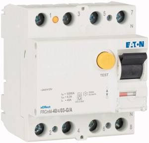 Ein elektrischer Fehlerstromschutzschalter der Marke Eaton mit Testknopf und Kippschalter, typisch für elektrische Sicherheitssysteme.