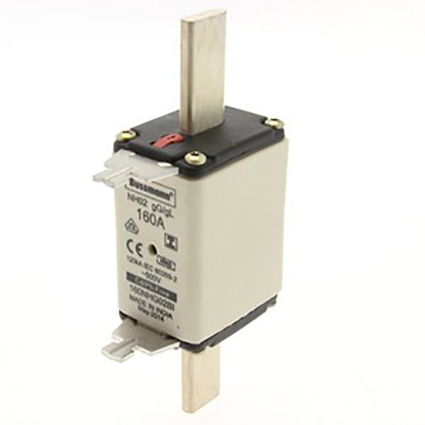 Ein NH-Sicherungseinsatz mit Beschriftung '160A'. Er hat zwei Metallkontakte und ein rechteckiges weißes Gehäuse.