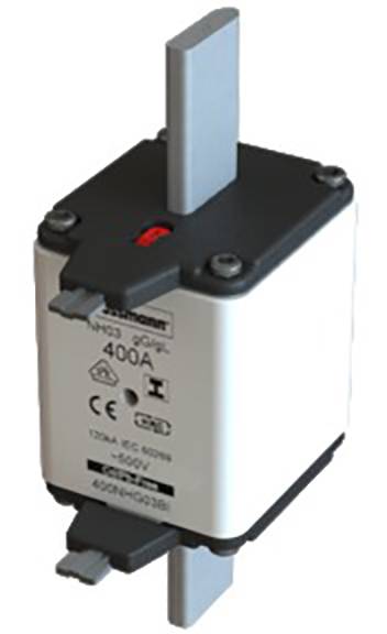 Industrielle Sicherung mit Aufschrift '400A'. Rechteckiges, graues Gehäuse mit Metallkontakten oben und unten. Verwendet für Überstromschutz.