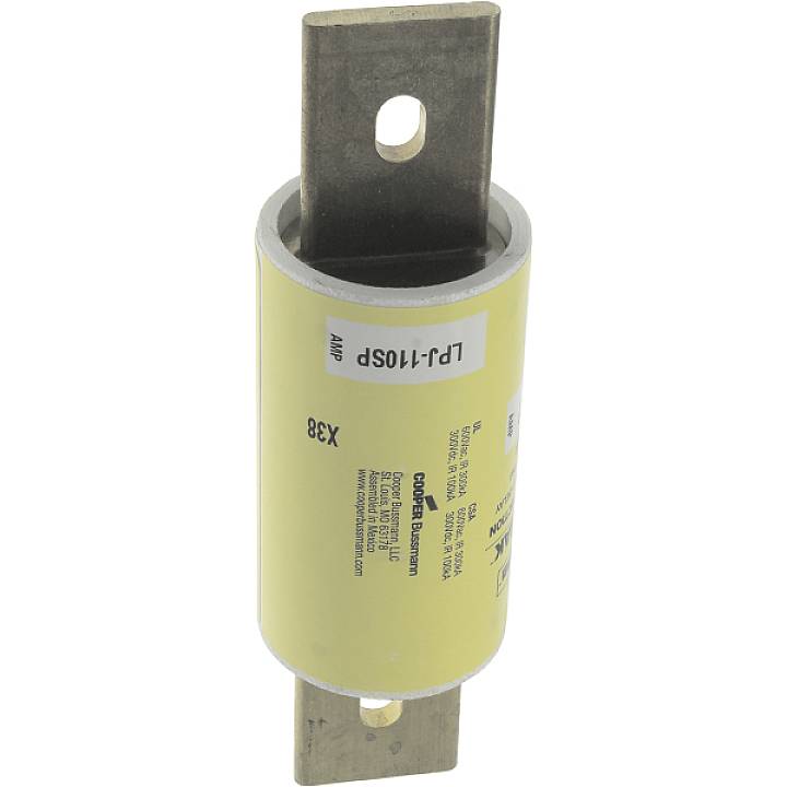 Ein zylindrischer, gelber Sicherungseinsatz mit Metallkontakten. Aufschrift 'LPN-R 110SP 30A' und Kleingedrucktes.