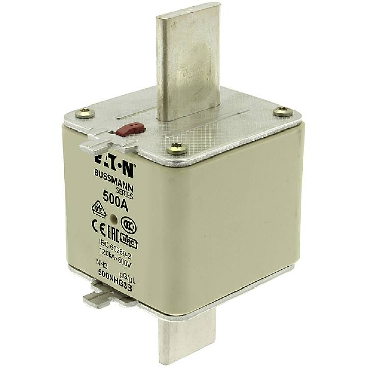 Eine quadratische elektrische Sicherung von Eaton, Modell Bussmann Series 500A, mit technischen Daten und Zertifizierungen aufgedruckt.