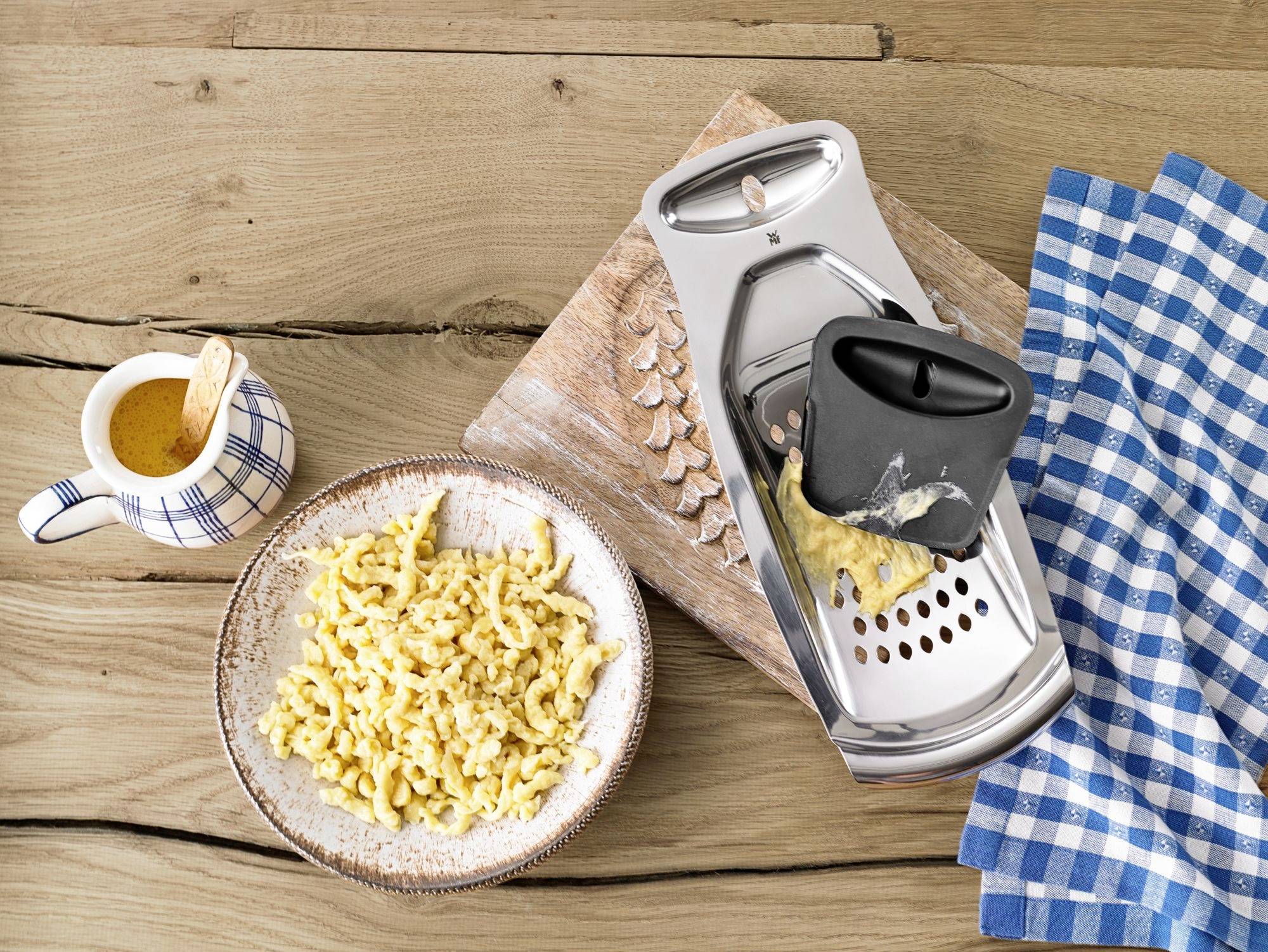 WMF 3201000748 Spätzle-Profi Spätzlereibe mit Teigschaber 35x14cm Einhängerille Edelstahl